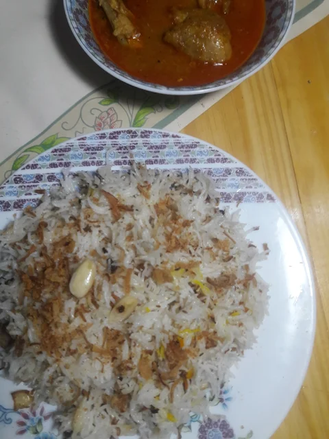 kishmish-pulao-is-served-korma-or-raita