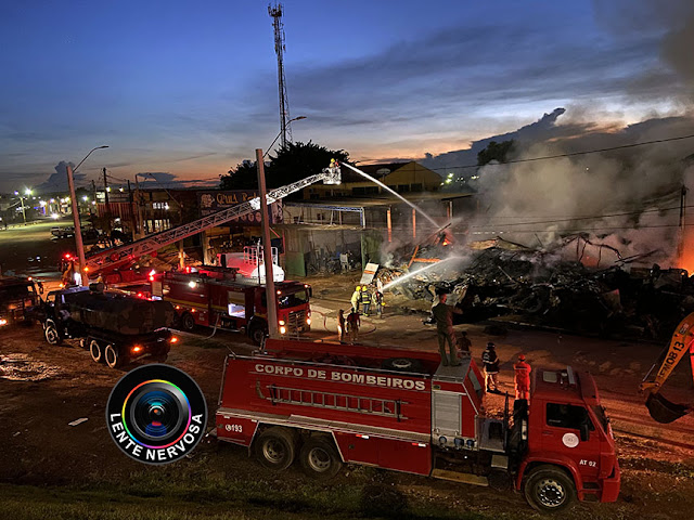 Revendedora de pneus é destruída por incêndio na capital - VEJA AS FOTOS 20 Revendedora de pneus é destruída por incêndio na capital - VEJA AS FOTOS