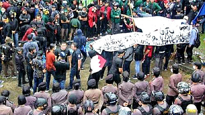 Tolak Omnibus Law, Mahasiswa Demo di Kantor DPRD Sulut