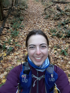 Randonneuse souriante, sentier de Split Rock Mountain, Adirondaks, feuilles mortes, forêt l'automne