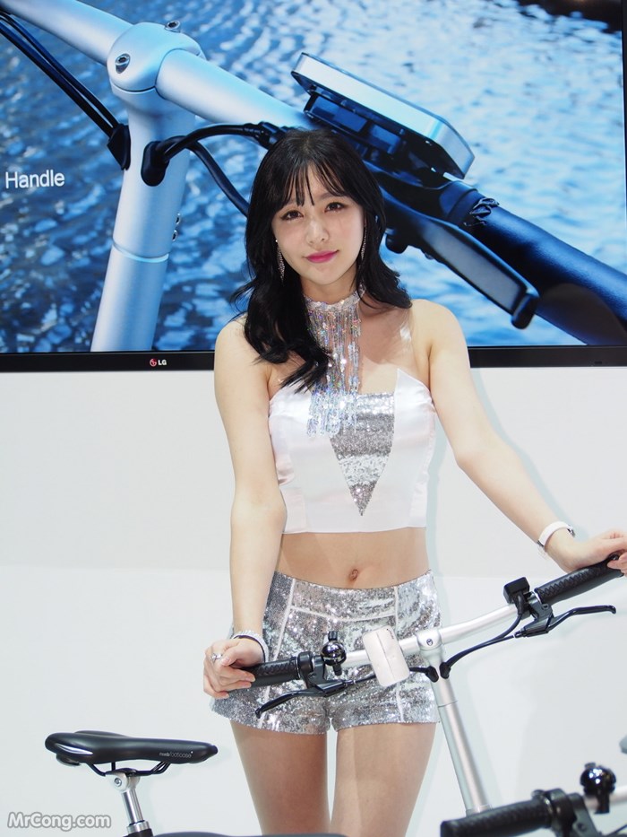 Beautiful Hong Ji Yeon at the 2017 Seoul Motor Show (146 pictures) photo 4-8