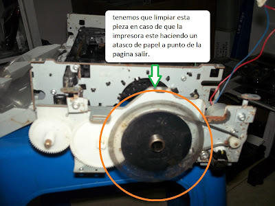 Limpieza de cinta codificadora cuando la impresora está desarmada.