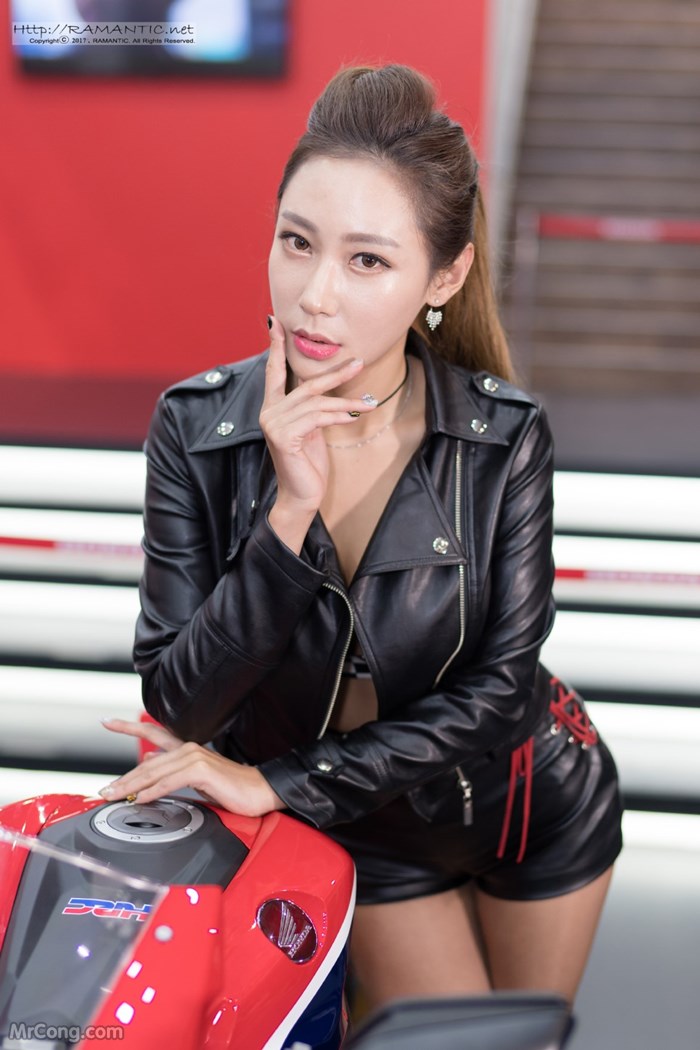 Kim Tae Hee&#39;s beauty at the Seoul Motor Show 2017 (230 photos) photo 10-6