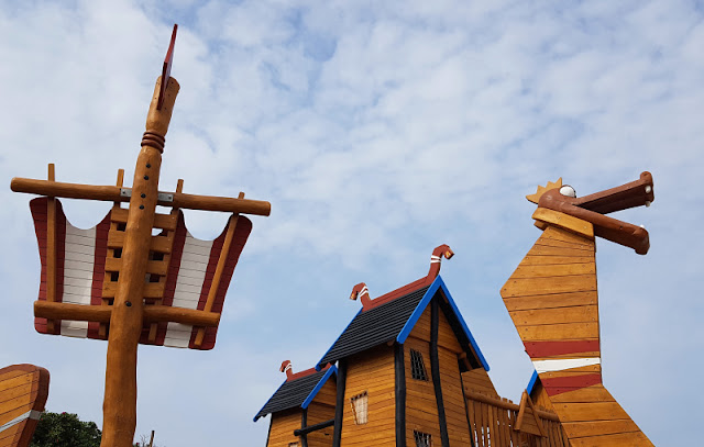 Vejers: Aktivitäten und Tipps für einen gelungenen Familienurlaub. Der große Wikinger Spielplatz bietet viele Abenteuer für Kinder!