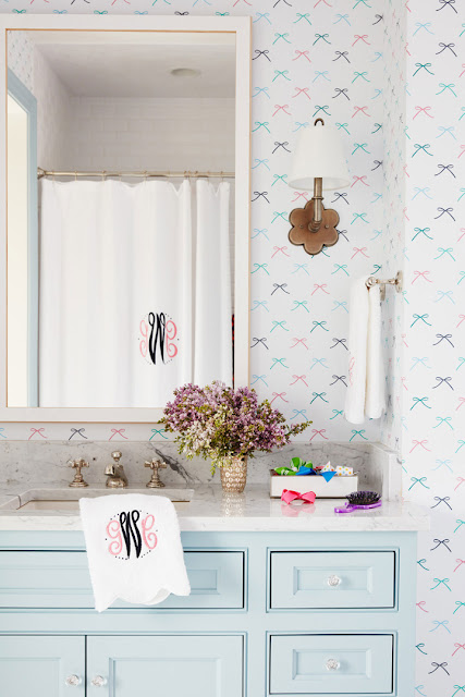 Fofura do Dia: lavabo com papel de parede de lacinhos. Achados de Decoração