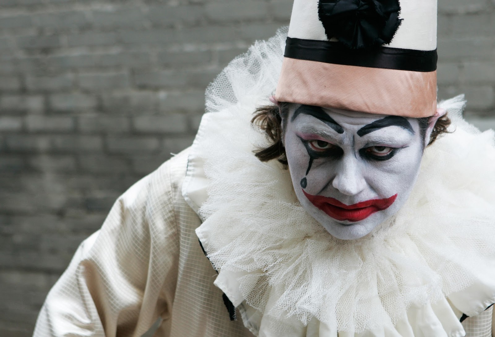 Что такое бумажный паяц. Pagliacci Clown. Паяц. Доминго паяцы. Грим в опере паяцы