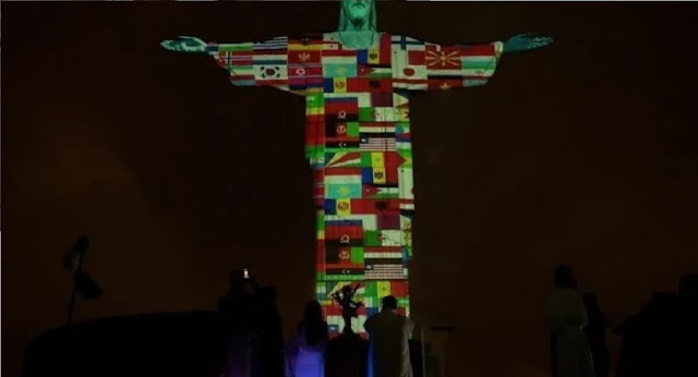 В столице Бразилии Рио-де-Жанейро статуя Христа в знак солидарности со странами, которые страдают от коронавируса, украсили флагами. Кроме того, на монументе появились слова поддержки и надежды.