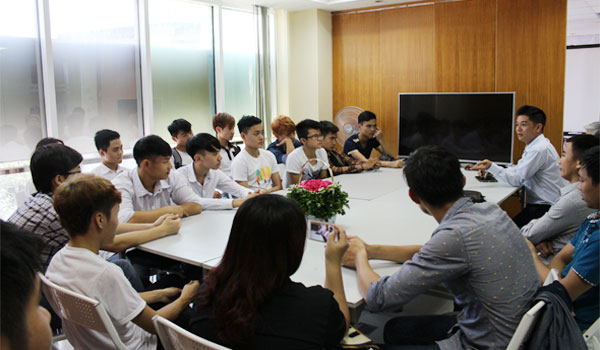 Sinh viên khoa CNTT trường Đại Học Đông Đô thăm quan thực tế websosanh