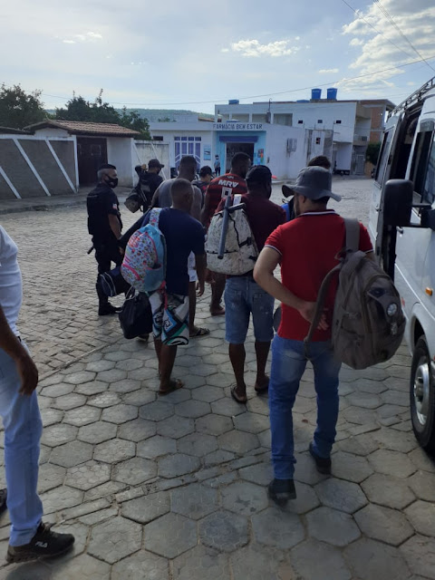 QUEM SÃO ESSA TURMA DE HOMENS MALHADOS E COM CASSETETES QUE DESEMBARCARAM DE UM ÔNIBUS NA PACATA CIDADE DE BOTUPORÃ FALTANDO 4 DIAS PARA A ELEIÇÃO?