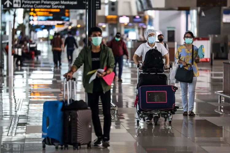 Cegah Penumpang Pria Menyamar, PAN Usul Petugas Bandara Buka Cadar Penumpang Wanita