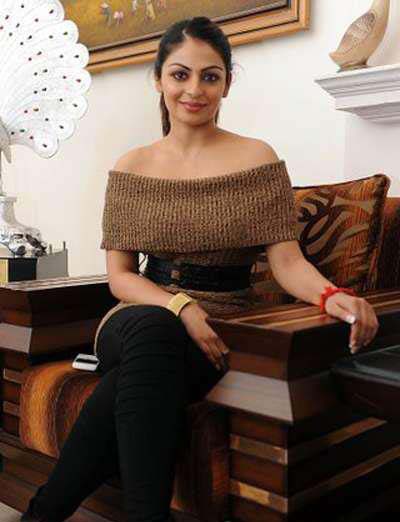 Actress Neeru Bajwa Latest Hot Pictures Collection Eueelasfashionistas