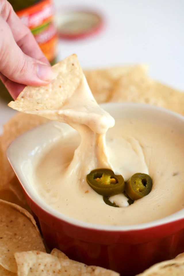 How to make: CROCK POT WHITE QUESO DIP 