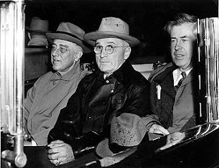 Franklin Roosevelt, Harry Truman y Henry Wallace, de izquierda a derecha, el día de las elecciones de 1944