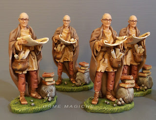 statuine presepio personalizzate modellate e dipinte a mano idea nonno con libri orme magiche