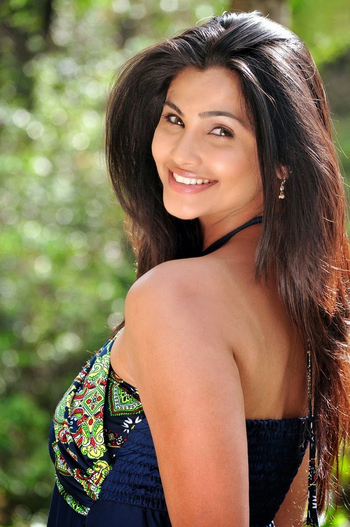 Actress & Dancer Daisy Shah Cute Photos CineHub