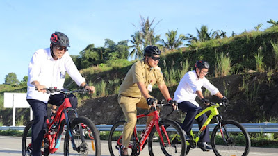 Gunakan Sepeda, Wagub Kandouw Tinjau Jalan Tol Manado-Bitung