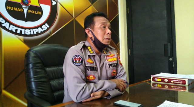 Palembang - Ditemui diruang kerjanya senin, 22 Juni 2020, Kabid Humas Polda Sumsel Kombes Pol Drs Supriadi, MM memberikan informasi terkait hasil ungkap kasus Tindak Pidana Narkoba dan Kasus 3C (Curas, Curat dan Curanmor) yang terjadi diwilayah hukum jajaran Polda Sumsel pada minggu ketiga Bulan Juni 2020  Dit Res Narkoba Polda Sumsel dan Polres/ Tabes jajaran berhasil mengungkap kasus sebanyak 41 Kasus dan menangkap sebanyak  52 Tersangka  Dari 52 Tersangka tersebut terdiri dari  • PENGEDAR: 41 ORANG • PEMAKAI   : 11 ORANG  Sedangkan Barang bukti yang disita sebanyak : • SHABU       : 2.021,82 GRAM • GANJA       : 6.534,33 GRAM • EKSTASI    :  12.822,5 BUTIR  Dari segi KUANTITAS urutan Laporan Polisi (LP) terbanyak yakni Polrestabes Palembang (7), Polres Muba (5), Polres Lubuk Linggau (5), Ditresnarkoba Polda Sumsel (4) dan Polres OKI (4)  Dari segi KUALITAS urutan Barang Bukti (BB) terbanyak yakni Polres Muba (1.047,91 Gr sabu dan 10 butir ekstasi), Ditresnarkoba Polda Sumsel (829,67 Gr sabu dan 12.528 butir ekstasi), Polres Muara Enim (105 Gr sabu dan 256,5 butir ekstasi).    Dari Barang Bukti Narkoba Yang Disita (Shabu, Ganja, Ekstasi) Maka Dit Res Narkoba Polda Sumsel telah berhasil Menyelamatkan sebanyak 70.445 Anak Bangsa dari bahaya penyalahgunaan narkoba ujar Kabid Humas di ruang kerjanya.  Sedangkan Dit Reskrimum Polda Sumsel dan Polres/ tabes jajaran pada Minggu ketiga Bulan Juni 2020 berhasil mengungkap kasus 3C (Curas, Curat dan Curanmor) sebanyak 35 kasus tindak pidana.   Dari 35 Kasus tindak pidana yang terungkap oleh Ditreskrimum Polda Sumsel dan Polres/ tabes jajaran tersebut terdiri dari beberapa kasus yaitu   • Curat 24 kasus,  • Curas  7 Kasus,  • curanmor  2 kasus  • Anirat 2 kasus dan  • Pembunuhan nihil  Dari 35 kasus tersebut terbanyak yang mengungkap adalah Polres Prabumulih 9 kasus, Polres Musi Banyuasin 5 kasus, Polres Banyuasin 4 kasus, Ditreskrimum Polda Sumsel 3 kasus dan Polres OKI 3 kasus.   Kabid Humas mengatakan bahwa meskipun dimasa Pandemi Covid-19, Dit Res Narkoba dan Dit Reskrimum Polda Sumsel serta Polres/ tabes Jajaran masih terus melakukan pengungkapan terhadap kasus-kasus yang terjadi dan mengharapkan peran serta masyarakat khususnya dalam ungkap Kasus 3C (Curas, Curat dan Curanmor) dan Tindak Pidana Narkoba diwilayah hukum Polda Sumsel.  Himbauan kepada masyarakat khususnya Propinsi Sumsel agar selalu meningkatkan pengawasan terhadap anak dan keluarga masing-masing dari pengaruh buruk Narkoba yang  tentunya dapat merusak generasi penerus bangsa.   Dan untuk meminimalisir tindak pidana 3C, Kabid Humas berharap kepada masyaraka Sumsel agar selalu menjaga kewaspadaan serta meningkatkan keamanan dilingkungannya masing-masing dan menambah kunci pengaman pada kendaraan roda dua untuk menghindari aksi curanmor.(Tri Sutrisno)