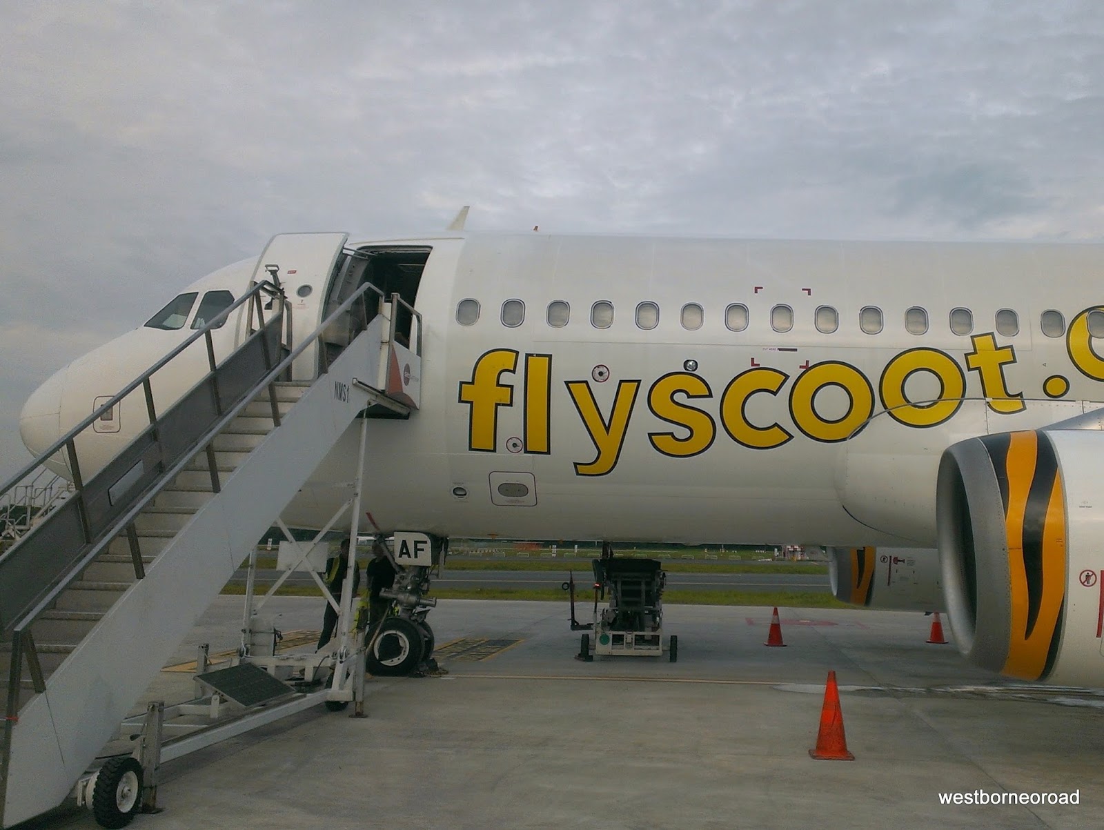 Pengalaman Terbang Singapura Jakarta dengan Scoot West Borneo Road