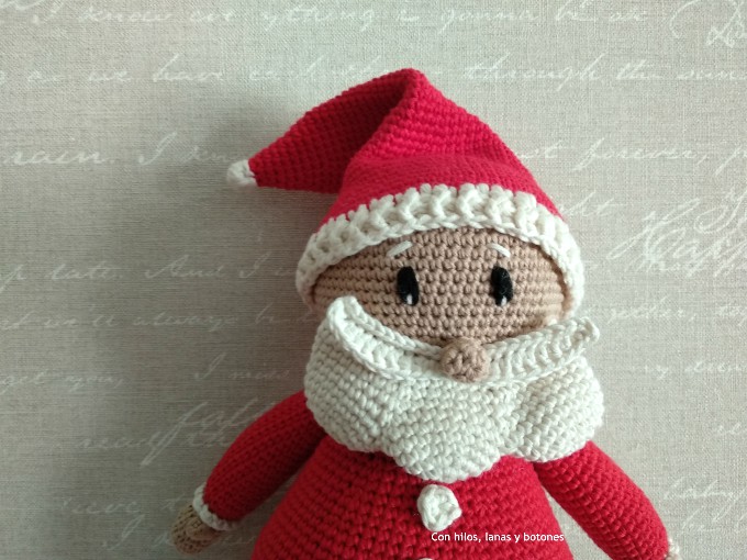 Con hilos, lanas y botones: Papá Noel amigurumi (patrón Cucapuntoes)