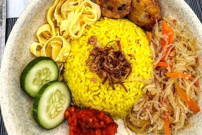 4 Tempat Makan Nasi Kuning Paling Enak di Bone