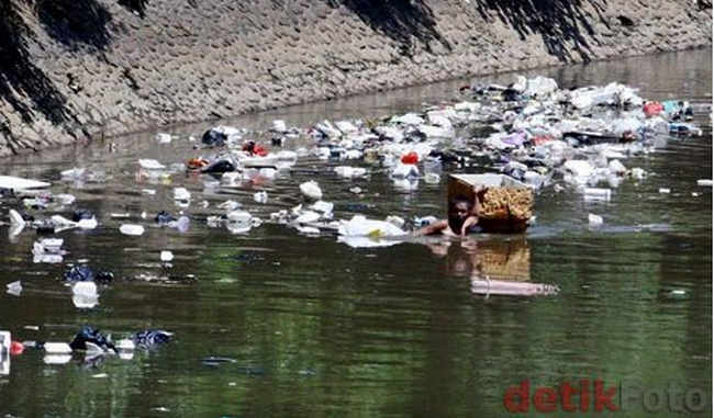Gambar Buang Sampah Di Sungai Kumpulan Gambar Menarik 