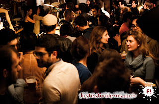 4. En Le Petit Vasco corren los pichets de cerveza durante el concierto del jueves. Todos sus habituales se han dado cita por el festival Culture Bar-Bars.