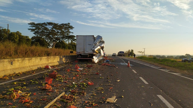 Carga de banana fica espalhada na SP-425 após acidente envolvendo dois caminhões Carga de banana fica espalhada na SP-425 após acidente envolvendo dois caminhões