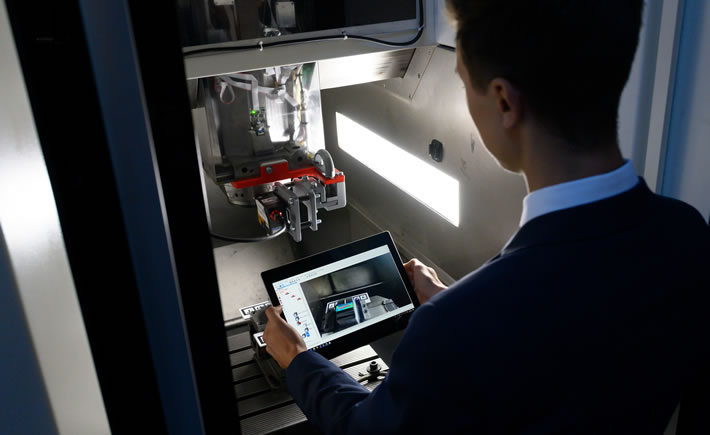 “La sola adquisición de tecnología no convierte a una unidad productiva en fábrica 4.0, sino que implica la adopción de un concepto holístico que abarca los aspectos operativos y organizacionales de la compañía”. (Foto: Deutsche Messe)