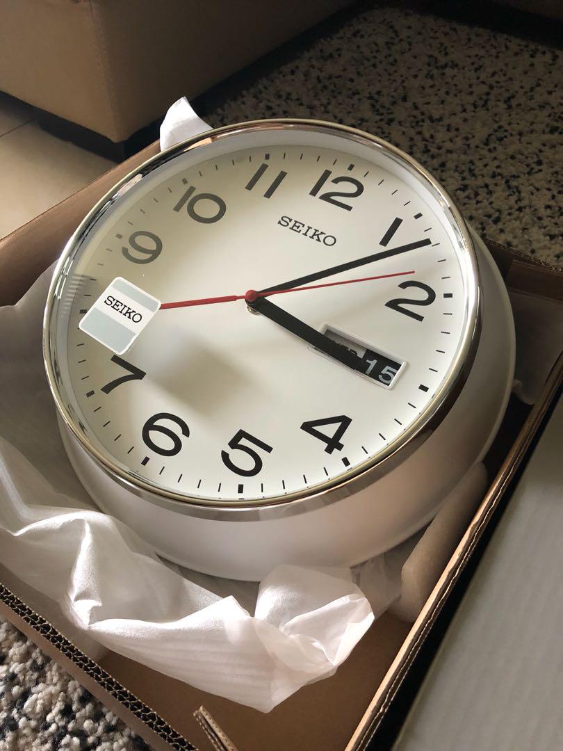 Why Clocks with Day and Date are Best for People with Dementia