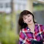 Han Ga Eun – Multicolored Top And Denim Shortalls Foto 4
