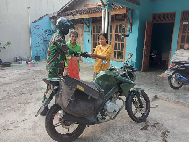 Babinsa Koramil Sragen Gandeng Babinkamtibmas Bagikan Nasi Bungkus Untuk Warga Terdampak Corona