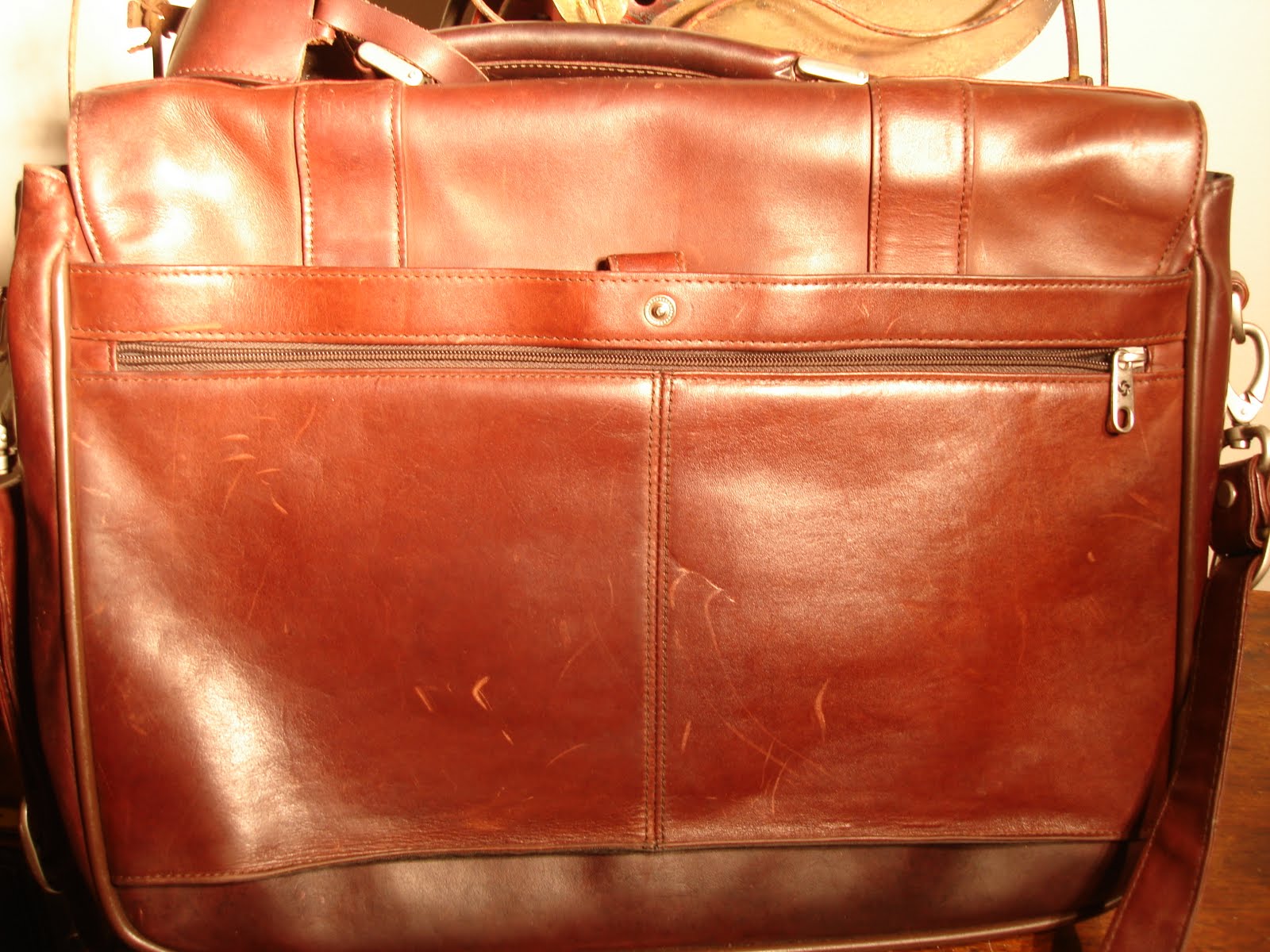VINTAGE TREASURES AND MORE VINTAGE SAMSONITE LEATHER MESSENGER BAG