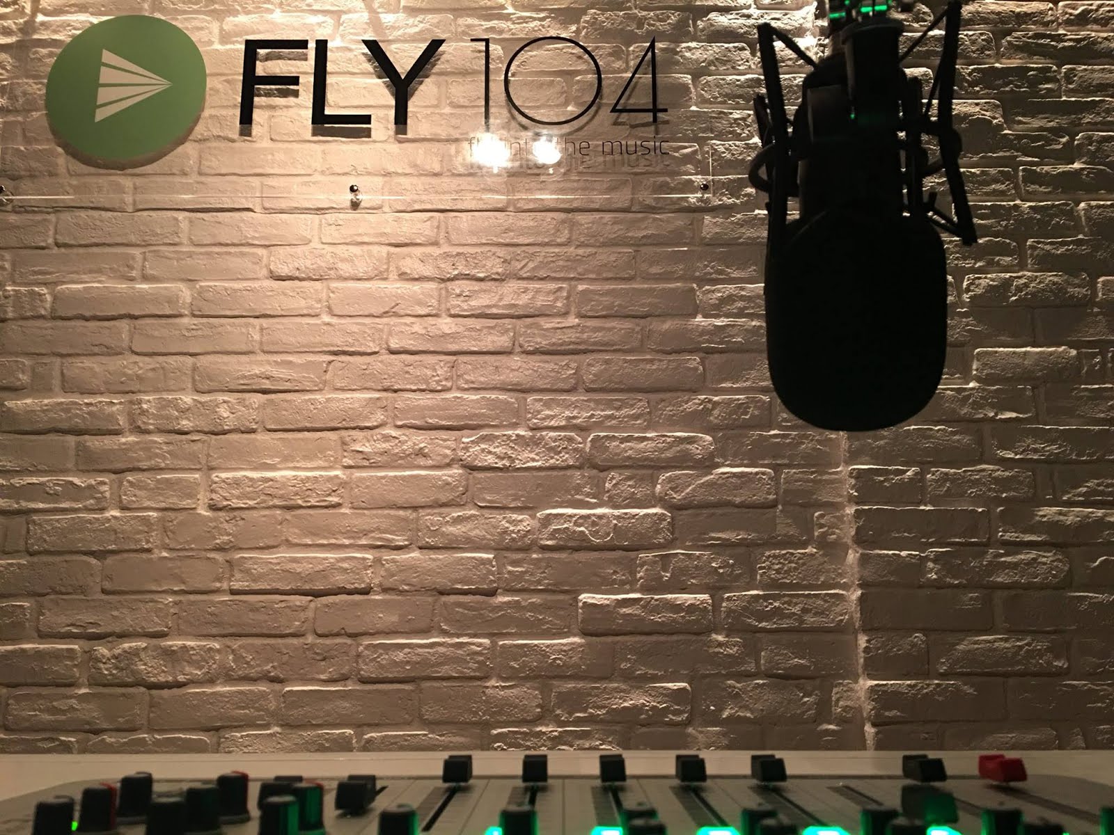 Ο FLY 104 FM ΕΙΝΑΙ ΣΤΟΝ ΑΕΡΑ!
