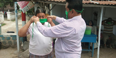 Kepala Desa Arjasa bersama beberapa komunitas pemuda berbagi ribuan Masker untuk Warganya