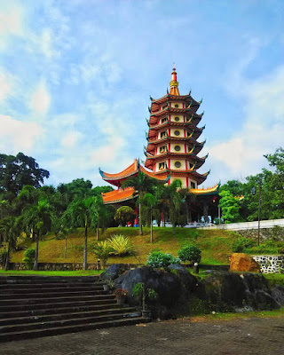 foto pemandangan pagoda watugong semarang