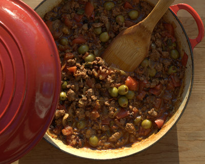 Picadillo (Cuban Ground Beef Skillet Supper) ♥ KitchenParade.com, Cuban-style comfort food.