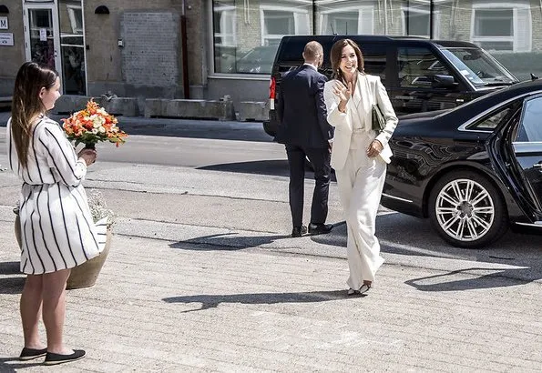 Crown Princess Mary with TrygFonden and Danish Cancer Society attended WHO' World No Tobacco Day event. She wore a white Massimo Dutti Pantsuit