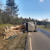 Caminhão tomba em rodovia entre Buri e Aracaçu durante a tarde.