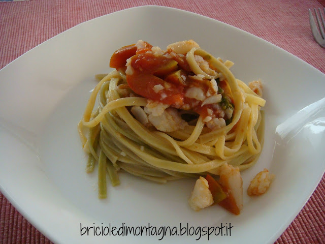 tagliolini paglia e fieno con halibut e pomodorini striati