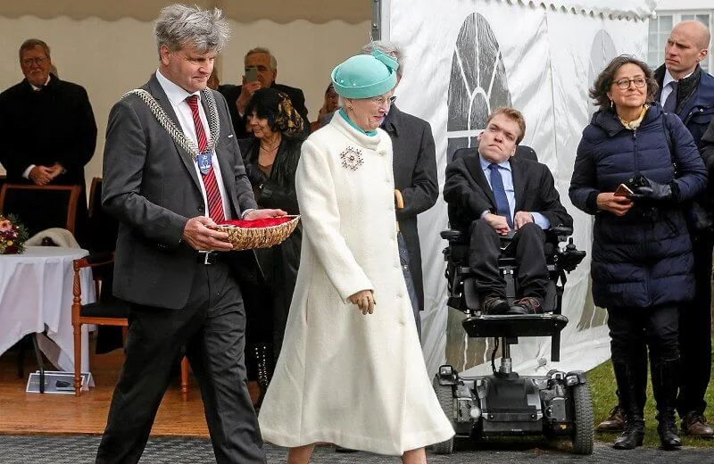 Queen Margrethe wore an ivory wool cashmere long coat. Queen owns a large snowflake diamond brooch