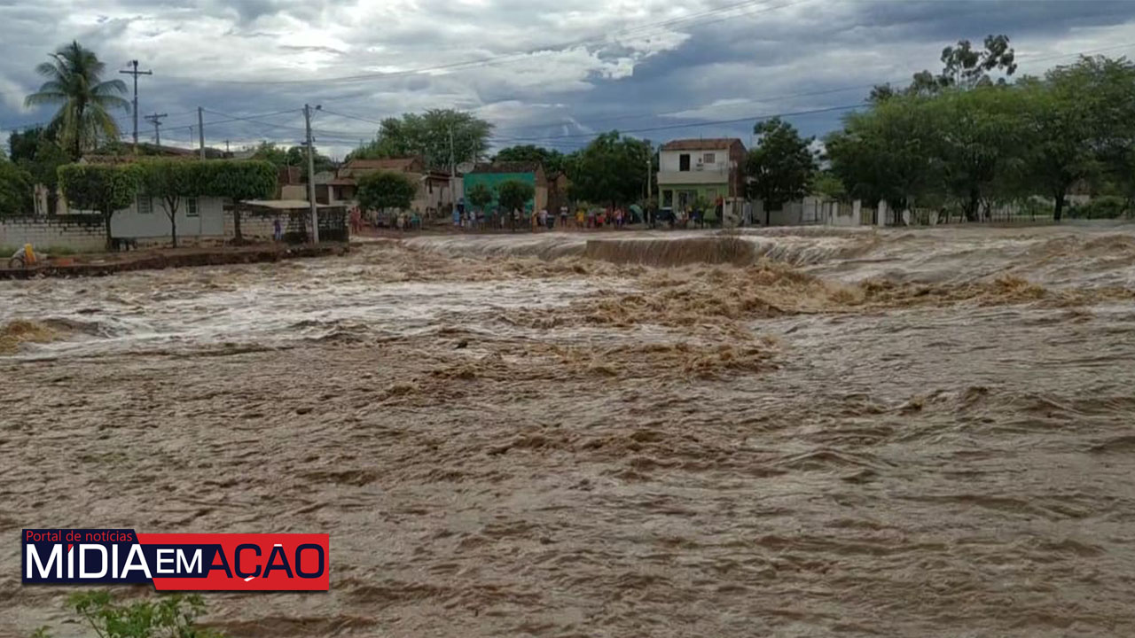 Enchente no Rio Moxotó causa transtornos em Sertânia