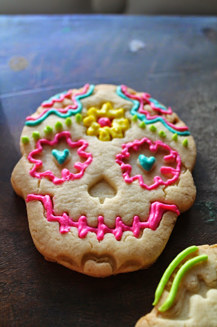 Stamped cookies, sugar skulls stamped cookies, Decorated cookies, cookie decorating videos, trick or treat cookies, cookie decorating tutorials, Day of the dead cookies, galletas del dia de muertos, Halloween cookies, trick or treat cookies, latiné cookies, Hispanic heritage month cookies, Latiné traditions,