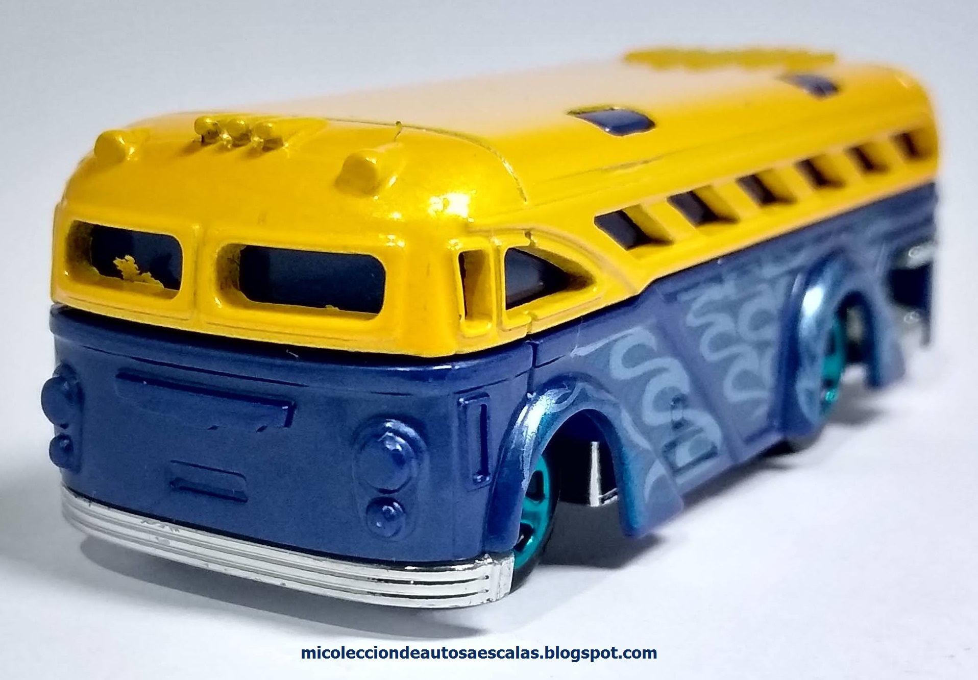 Mi colección de autos a escala. Surfin´ School Bus Hot Wheels Metro 164