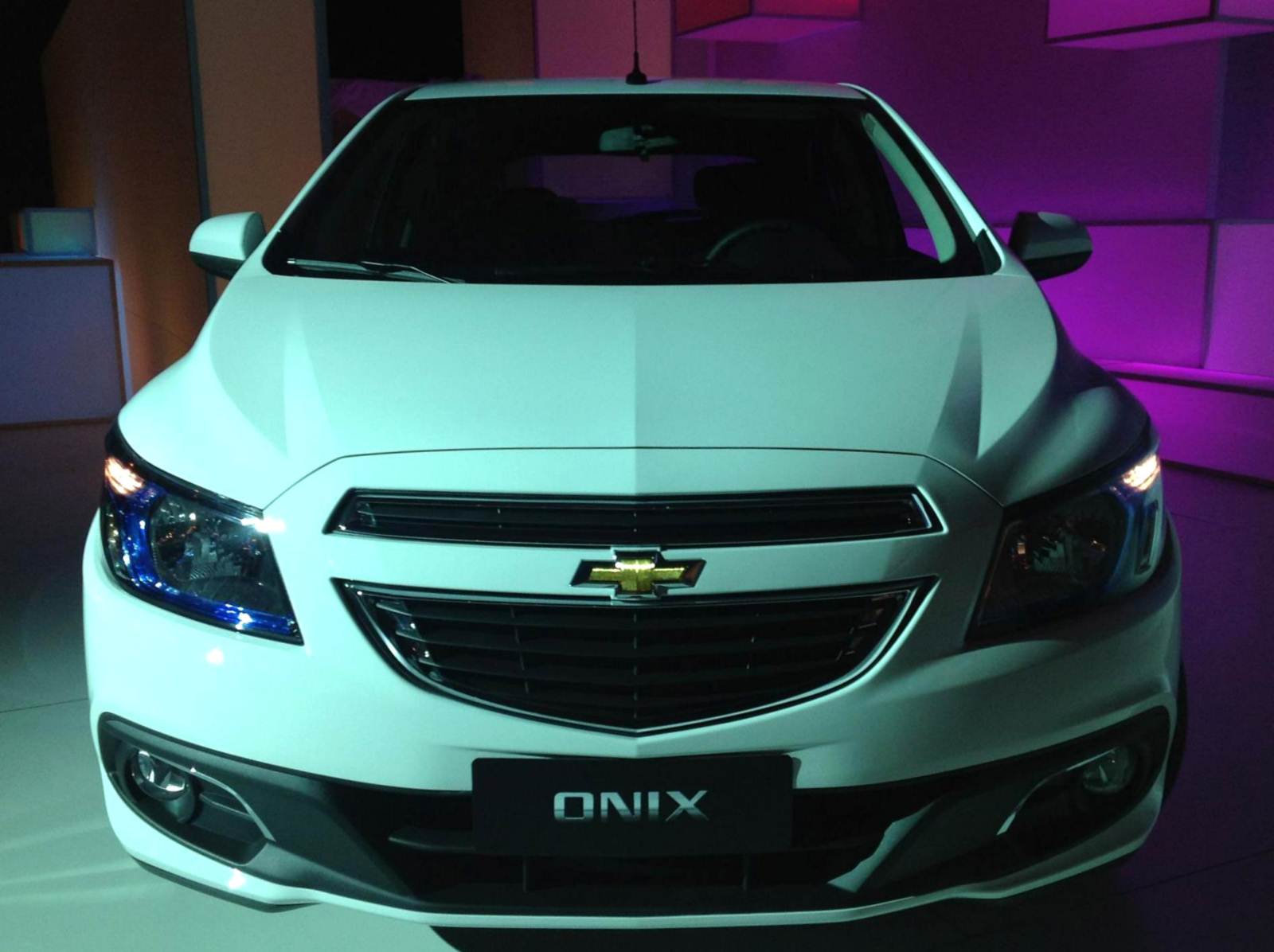 Chevrolet Monza reestilizado dá dicas sobre novo design do Onix 2024