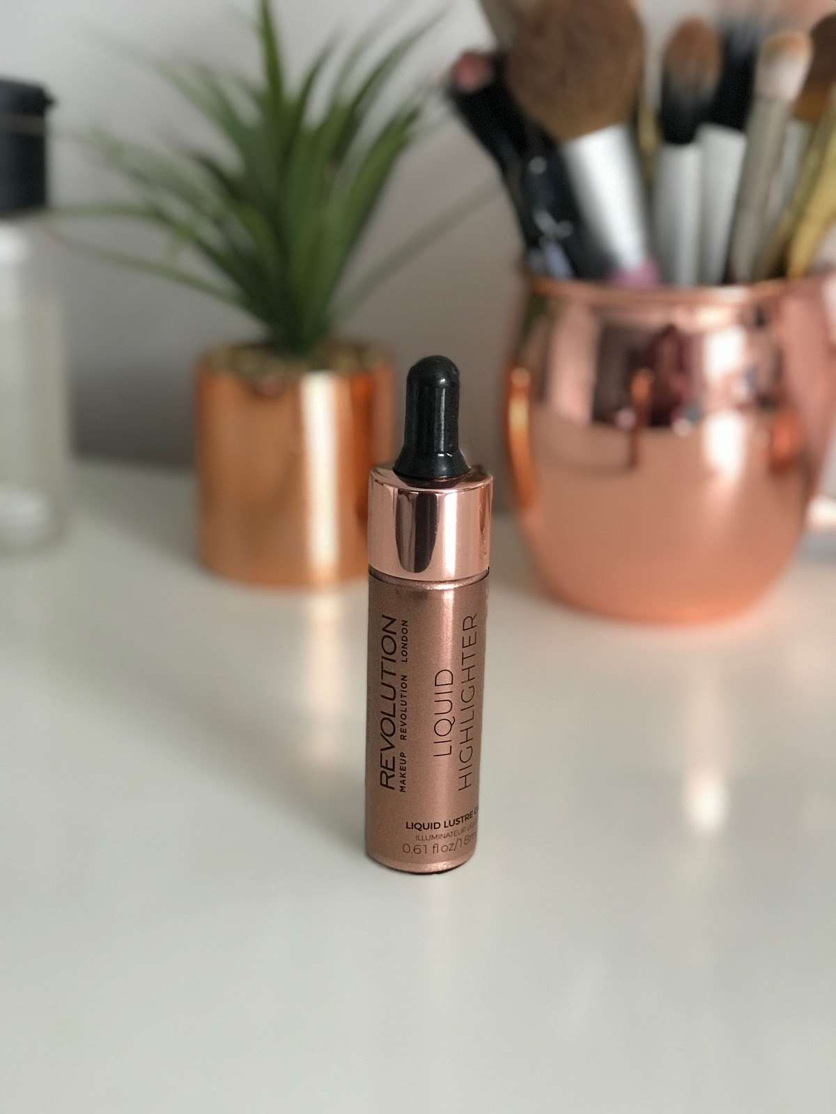 Makeup Revolution Liquid Highlighter😱 Blogtober day 3 🍂