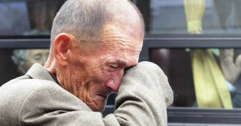 26+ Gambar Orang Tua Menangis Sedih, Gambar Top