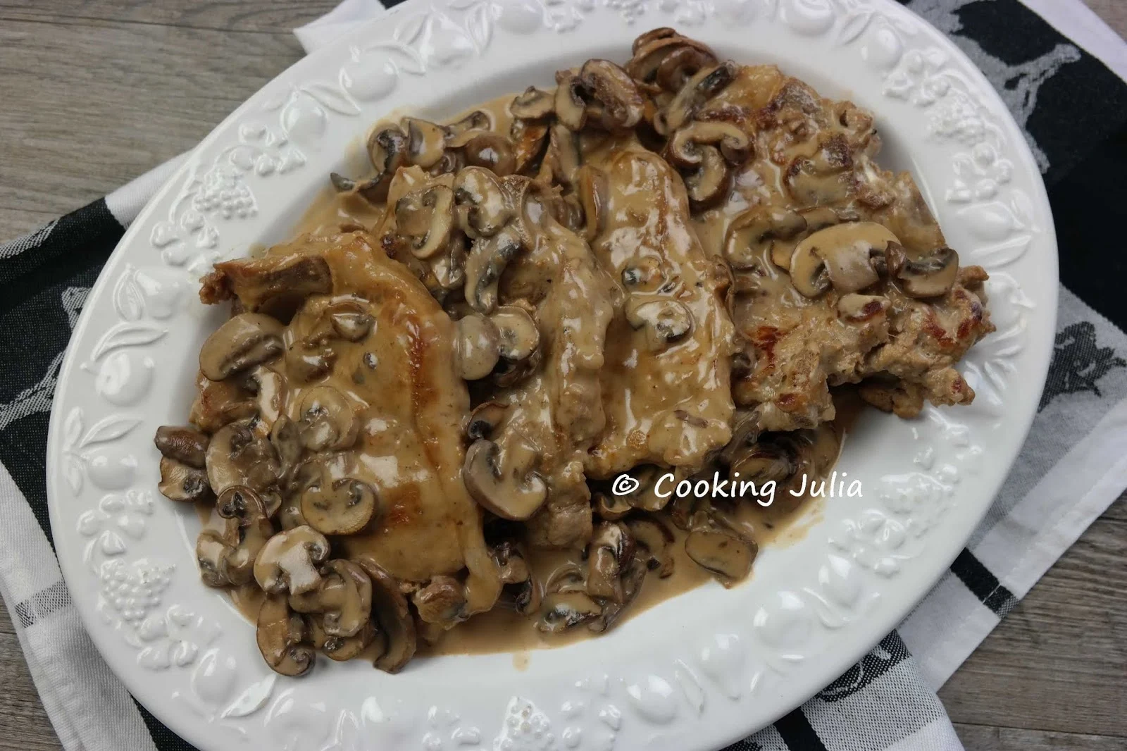 COOKING JULIA : CÔTES DE VEAU À LA CRÈME ET AUX CHAMPIGNONS