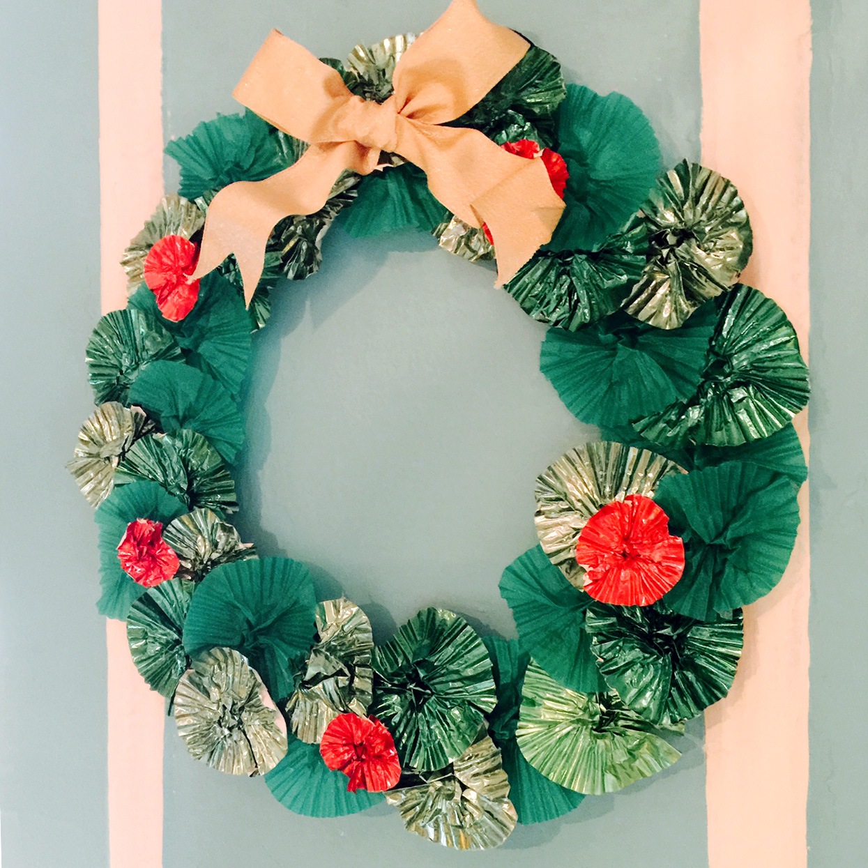 FACCI DESIGNS DIY How to make a cute cupcake wrapper holiday wreath