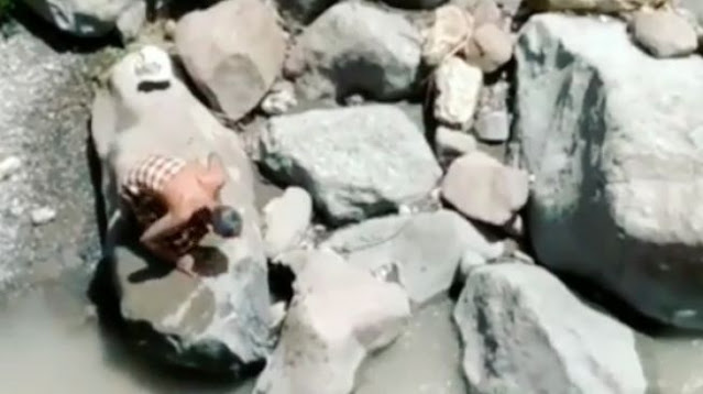 Masya Allah! Kakek Ini Salat di Atas Batu Bantaran Sungai, Lihat Videonya!