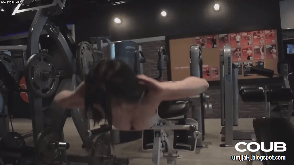 헬스장에서 운동하는 누나